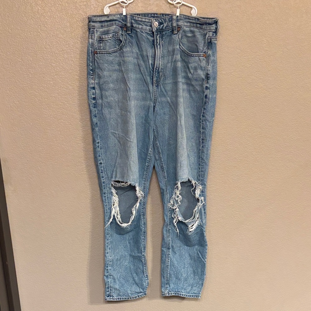 American Eagle Outfitters  High Rise Mom Jeans